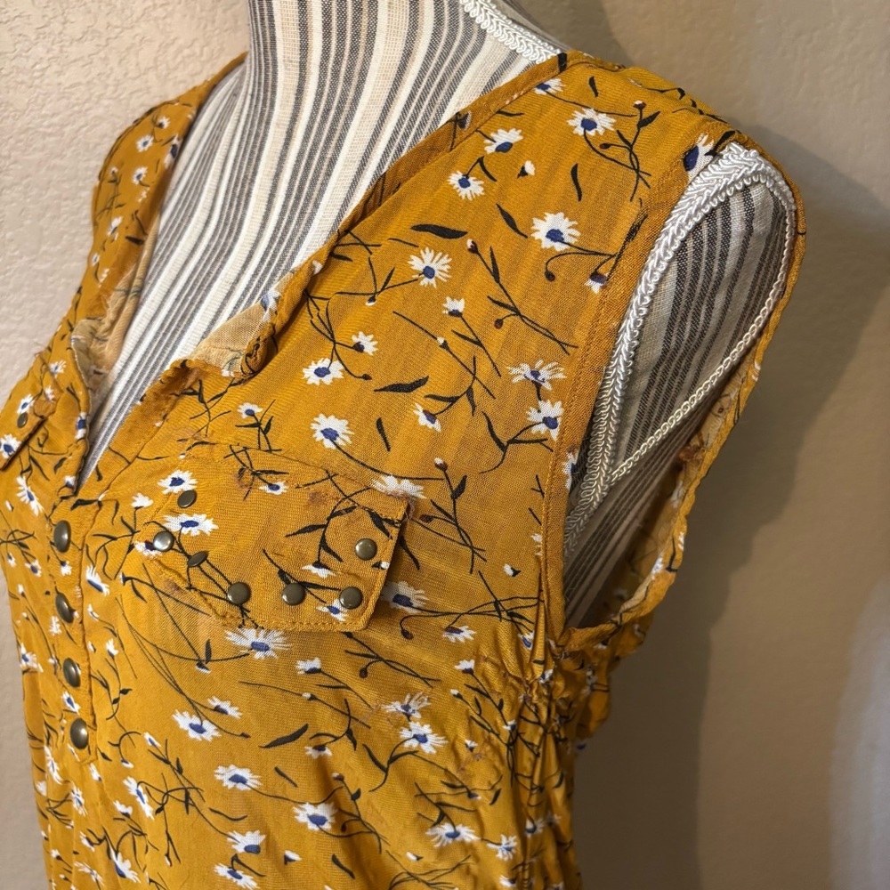 Eden & Olivia Blouse Medium Mustard Gold Floral White Sleeveless Buttons Boho - Picture 8 of 14